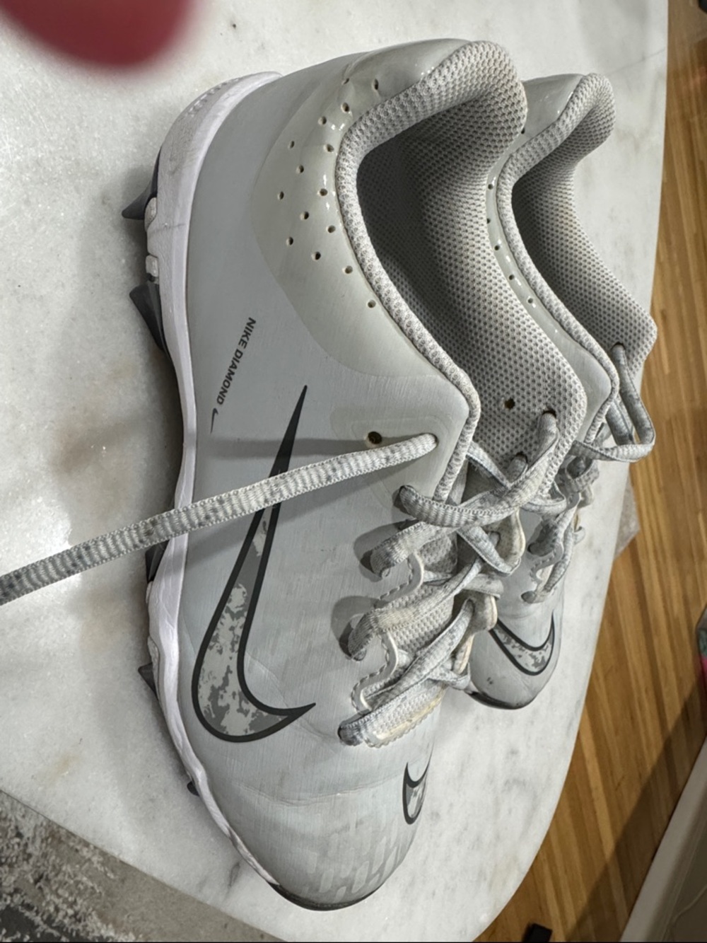 Nike White and Gray Baseball Cleats with Black Swoosh